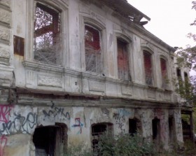 Двухэтажное старое здание