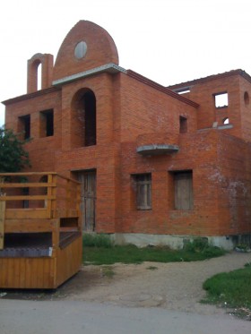 Недостроенное здание на центральной площади города Таруса