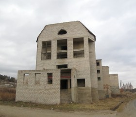 Недостроенное здание