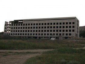 Недостроенное здание больницы