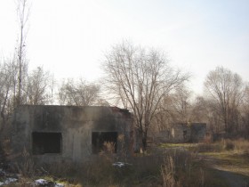 Остатки завода железобетонных конструкций в Айнабулаке
