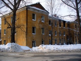 Трёхэтажный дом на Комсомольской улице